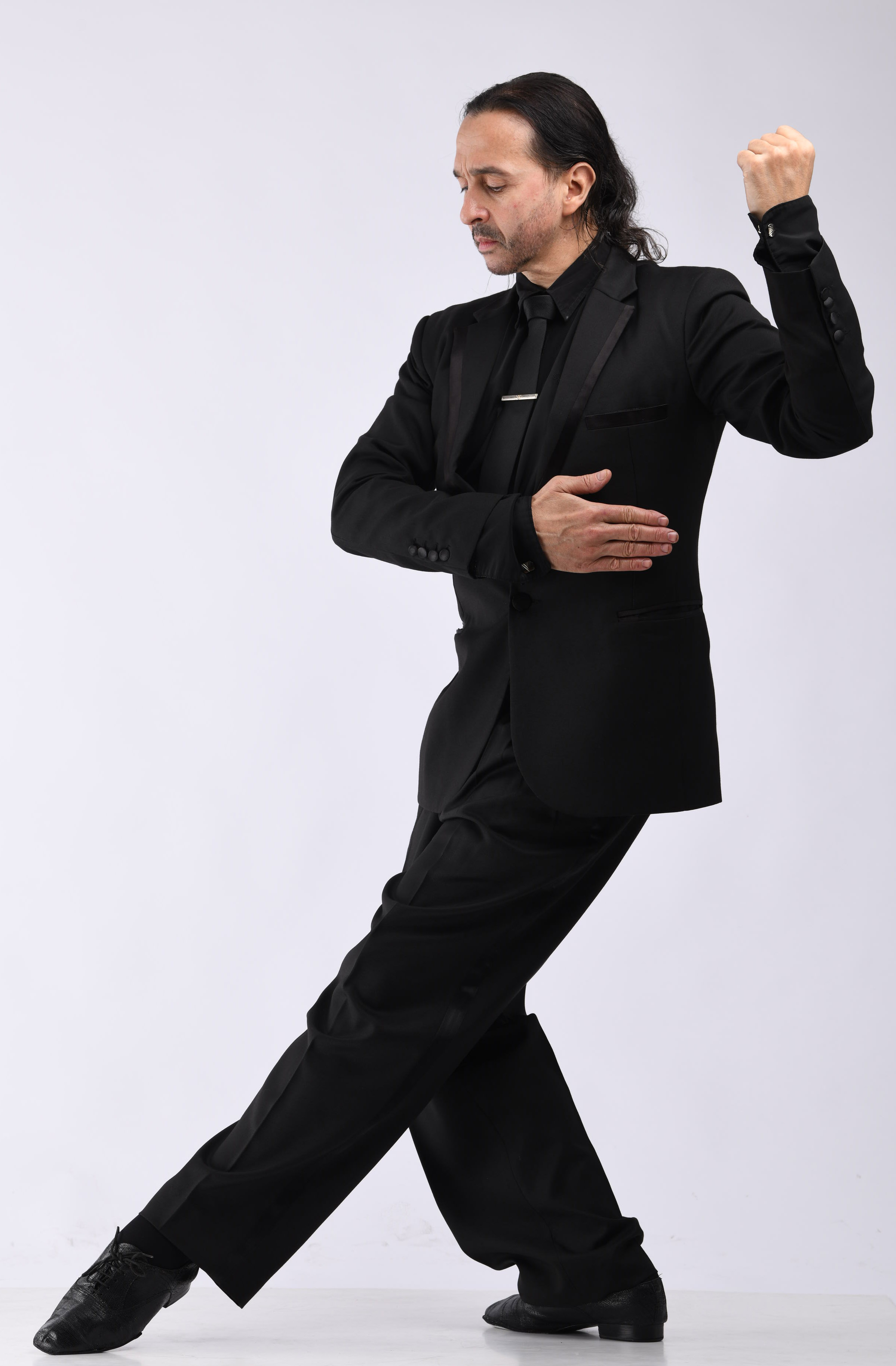 bailarin-pose-pie-extendido-fondo-blanco-9441-web.jpg