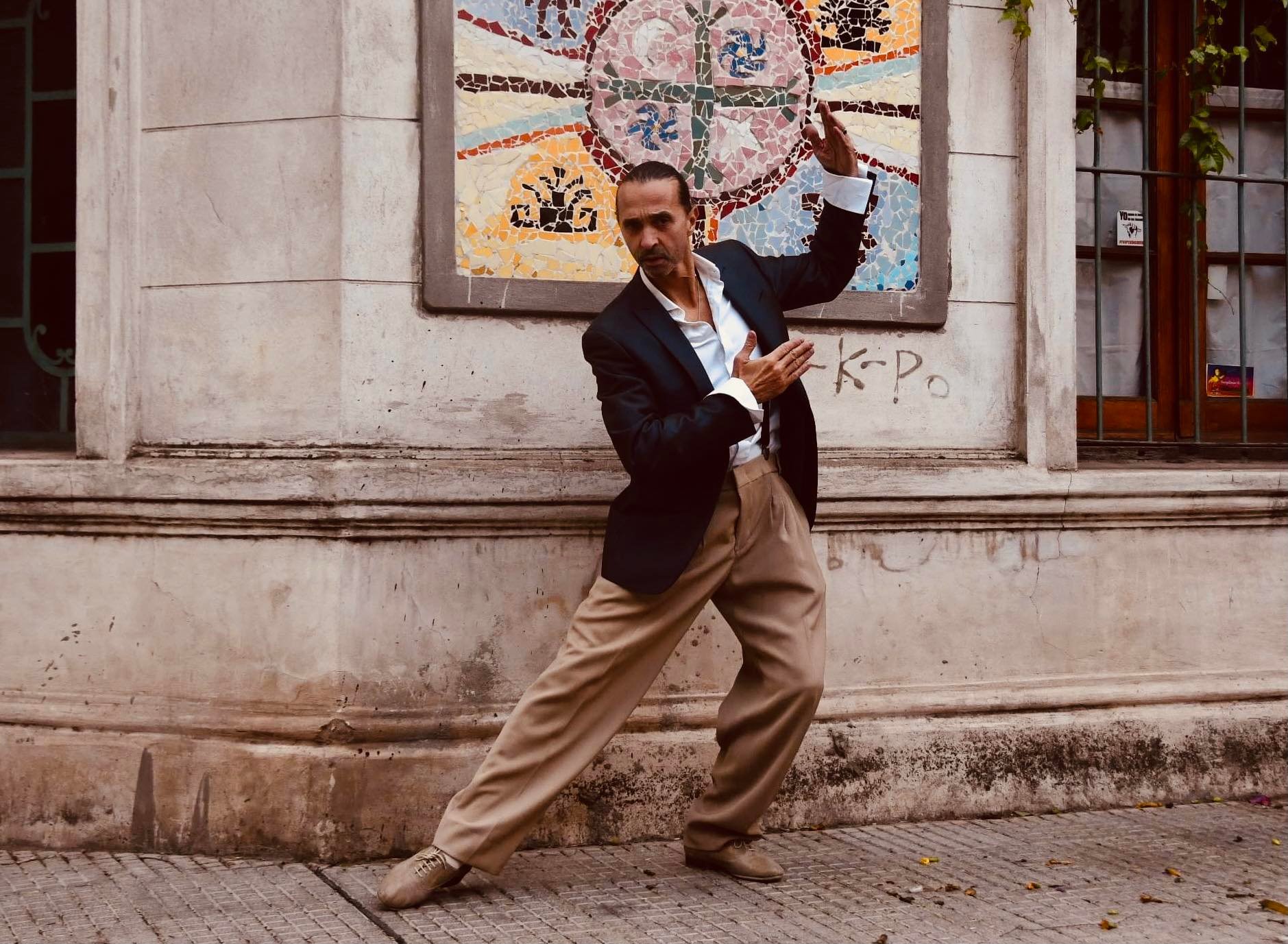 Session Exteriores. Pose en Sepia. Murales.Buenos Aires.