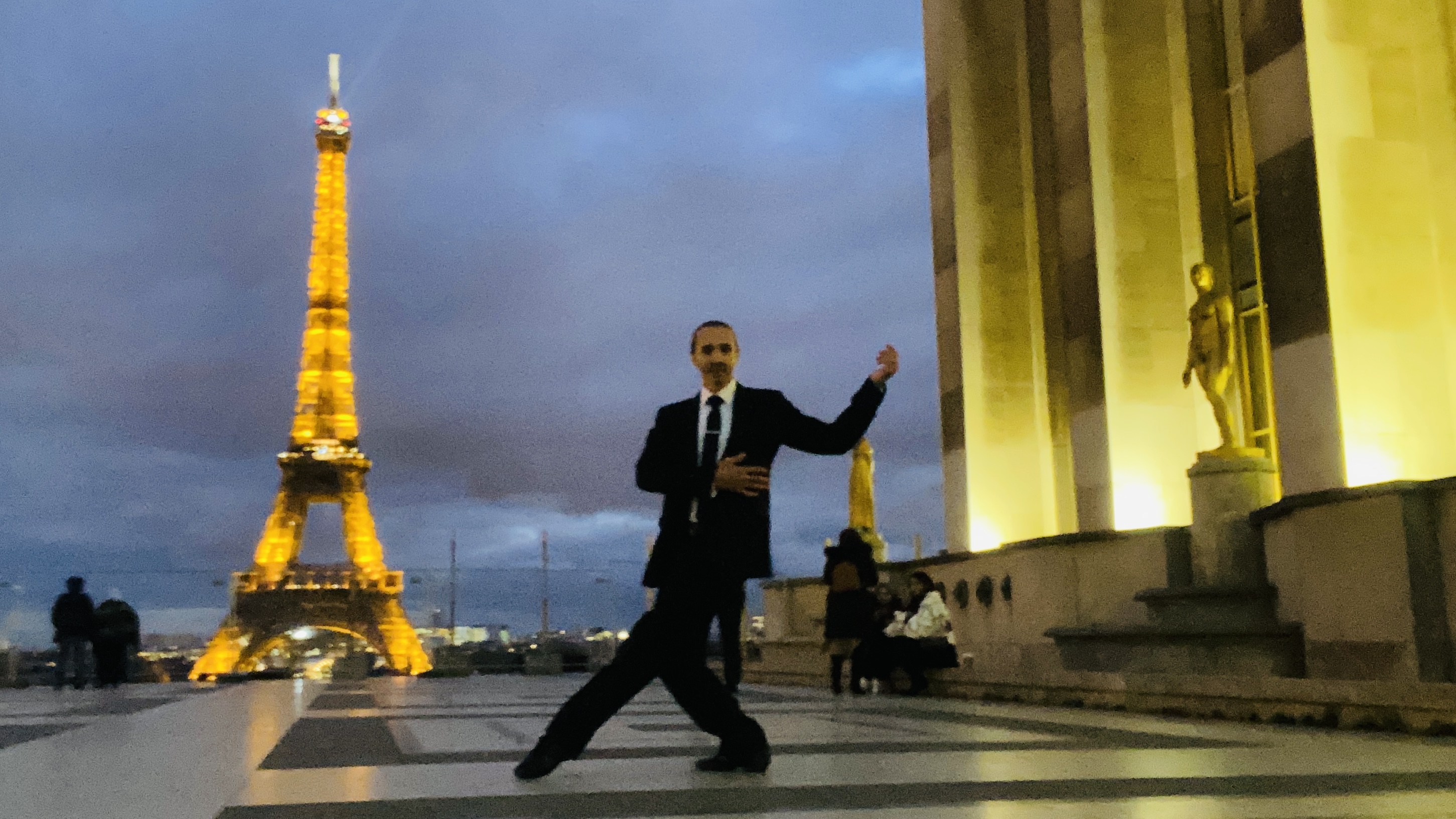 Estira bién la punta...entonces tu Tango...se va a iluminar !!